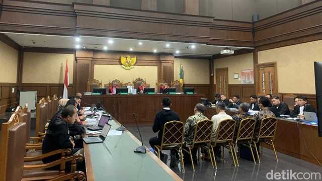 Panitera Suap Migor Menangis di Sidang, Anak Tak Mau Menemuinya