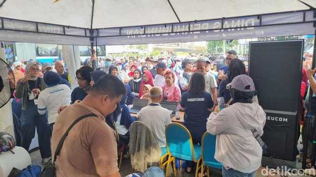 Pendaftaran Kartu Gratis Transum di CFD Kacau, Lansia Antre 5 Jam