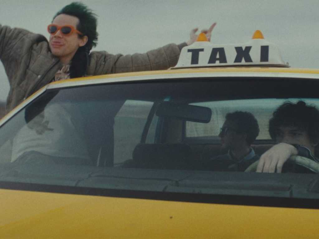 Green Day Bikin Kejutan! Bintangi Film Komedi 'New Years Rev' Bareng Bintang The Office