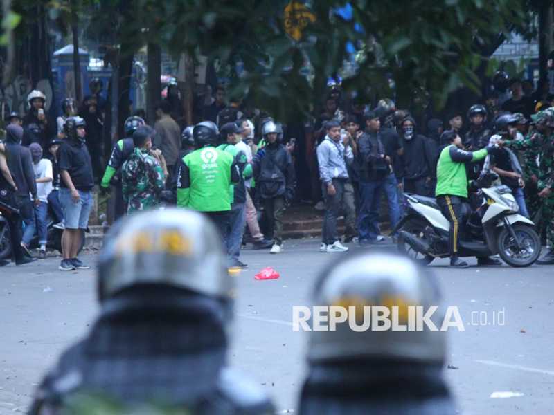 Demonstrasi Pecah di Bali, 8 Polisi & 2 Warga Terluka Depan Mapolda