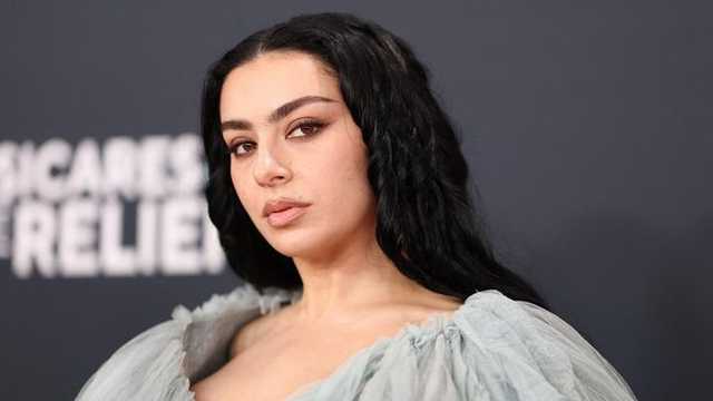 Fans Rose BLACKPINK Geruduk Charli XCX, Unggahan Foto Gelap Jadi Sorotan