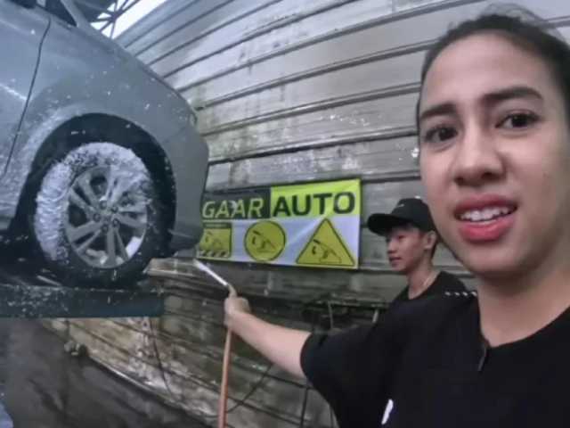 Azia Riza Banting Setir Jadi Tukang Cuci Mobil, Tingkahnya Bikin Ngakak