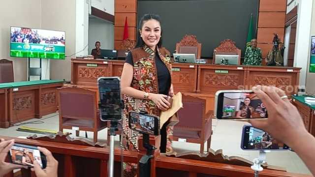 Nikita Mirzani kenakan batik Anne Avantie, berpose bak model di pengadilan