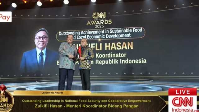 Zulkifli Hasan Raih Penghargaan Kepemimpinan Konsensus Nasional