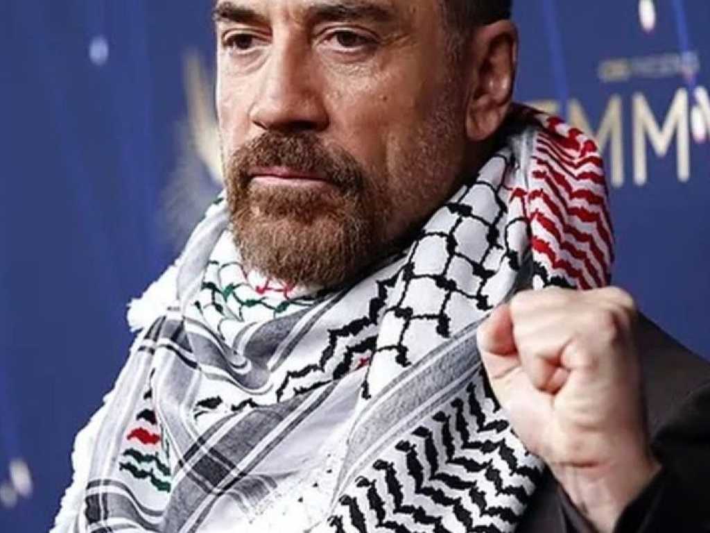 Javier Bardem kenakan syal keffiyeh di Emmy 2025, kecam genosida di Gaza