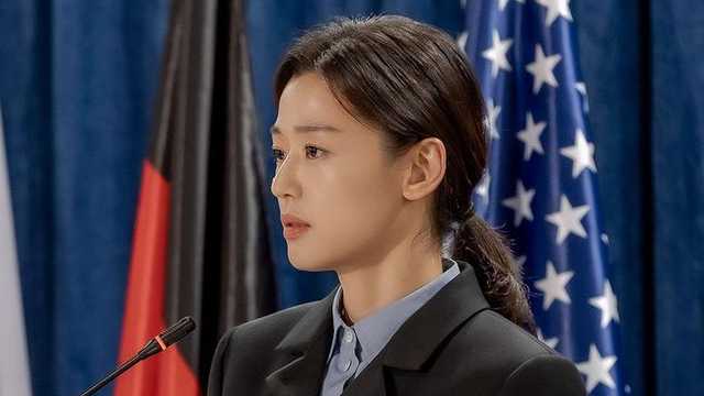 Jun Ji-hyun dan Gang Dong-won terlibat intrik politik di drama Tempest