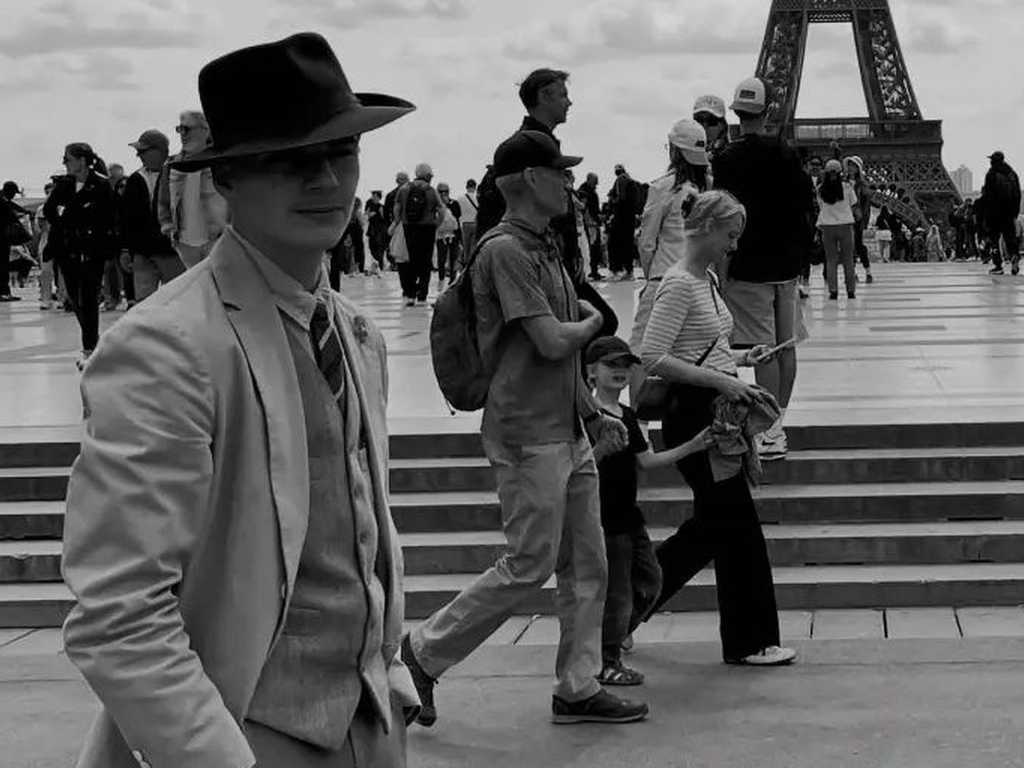 Remaja Bertopi Fedora di Louvre: Bukan Detektif, Hanya Pengunjung Biasa