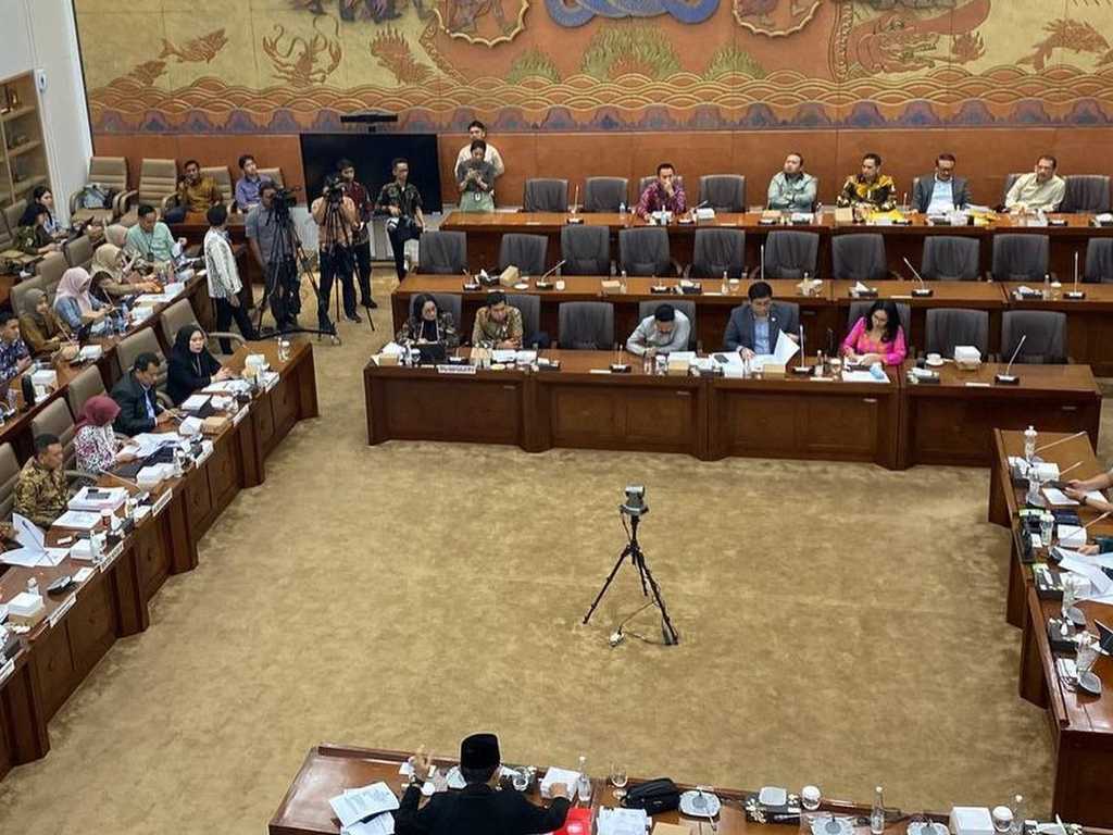 DPR dan Pemerintah Sepakati RUU BUMN Lanjut ke Paripurna