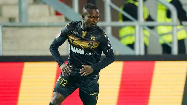 Gelandang Togo Samuel Asamoah Patah Leher, Terancam Lumpuh Permanen Usai Tabrak Papan Iklan