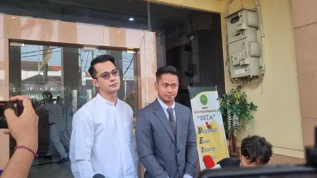 Eza Gionino menangis saat bertemu istri di sidang cerai perdana