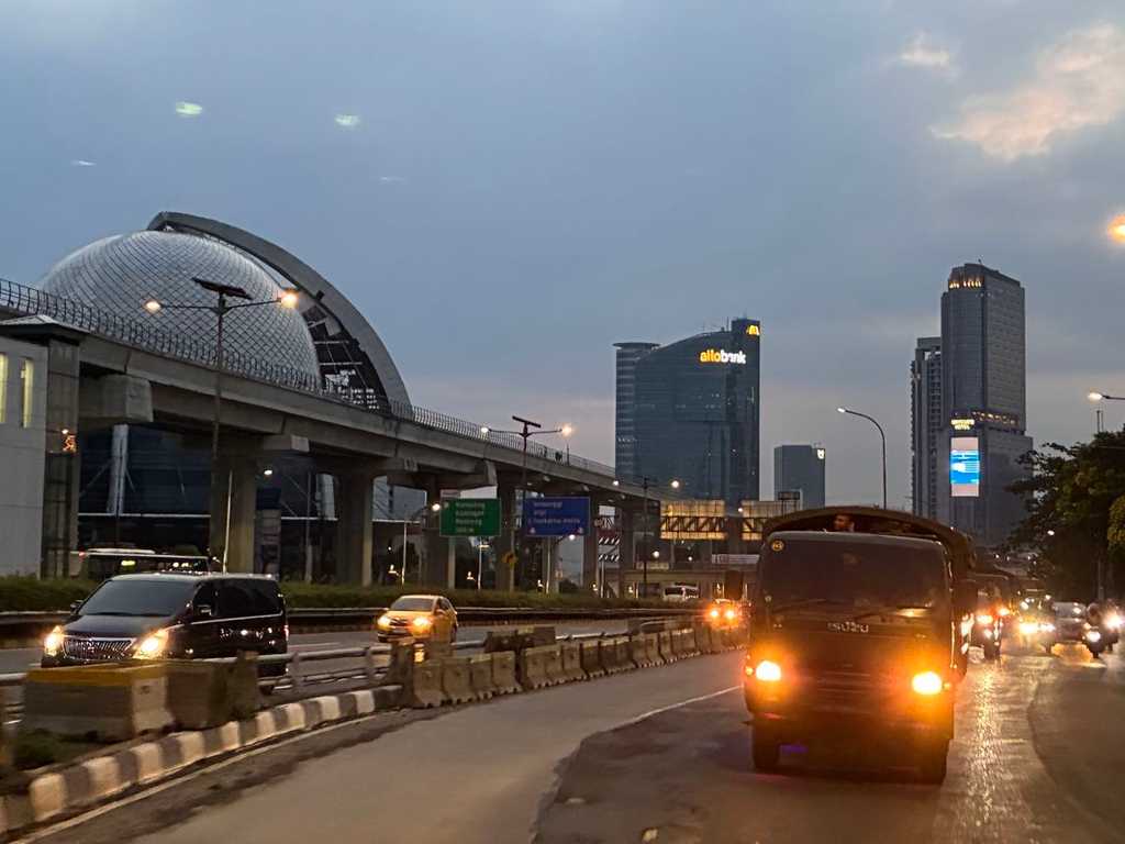 TNI Kodam Jayakarta Sisir Jakarta, Bubarkan Kerumunan Dekat DPR RI