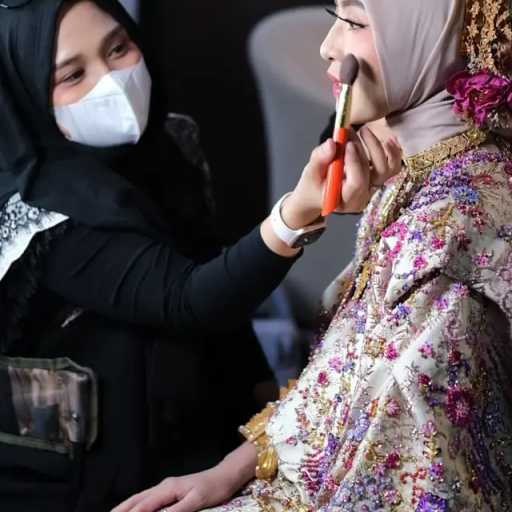 Feby Putri menikah dengan Adam Febrian, riasan wajah jadi sorotan
