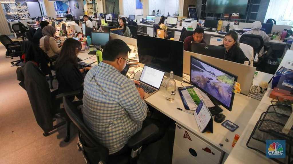 AI Mass Layoff Warning: Hinton Blames Capitalism, Not Technology Alone
