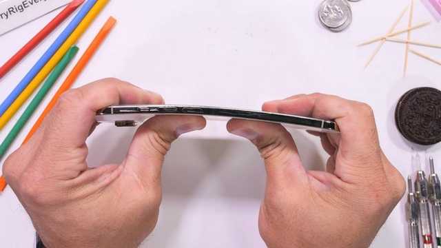 iPhone Air lulus uji ketahanan ekstrem JerryRigEverything
