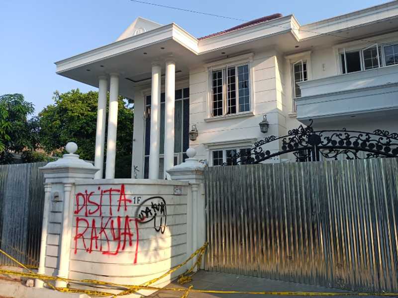 Rumah Uya Kuya Dijarah Massa, Warga: Nggak Dibakar Aja Untung