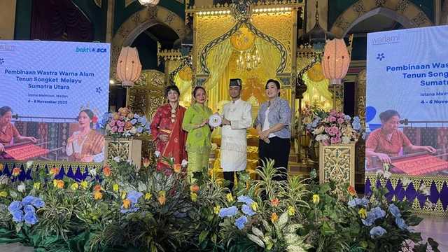 BCA & Warlami Latih Penenun Songket Melayu Sumatra Utara dengan Pewarna Alam