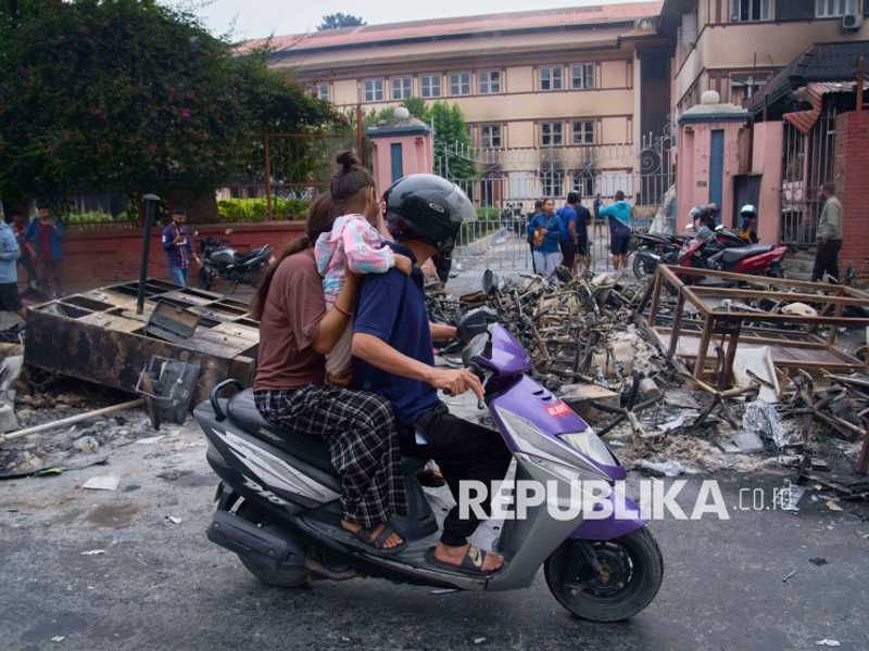 Tiga dosen Poltekkes selamat dan kembali ke Indonesia setelah terjebak kerusuhan Nepal
