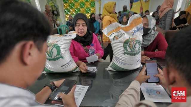 Airlangga: Bantuan Pangan Ditambah Minyak Goreng 2 Liter untuk 18,3 Juta KPM