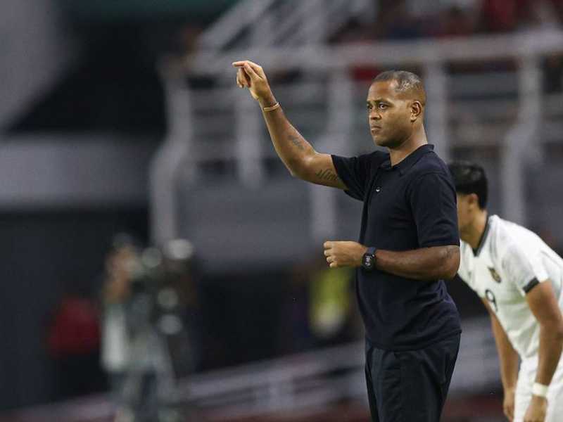 Jelang Kualifikasi Piala Dunia, Kluivert Terapkan Formasi Baru 4-2-3-1 di Timnas Indonesia