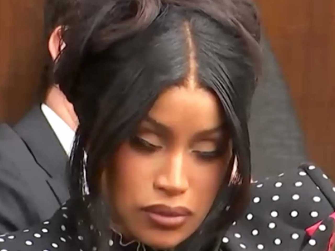 Cardi B dinyatakan tidak bersalah dalam persidangan penyerangan, ungkap alasan tertidur