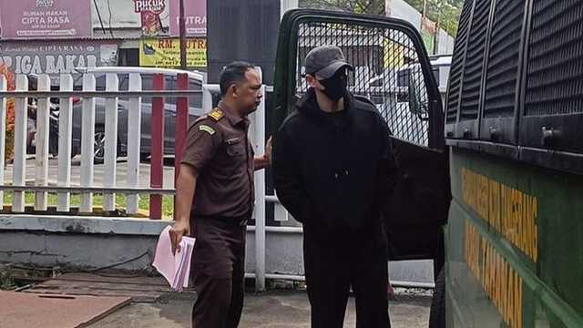 Jonathan Frizzy Dicecar Hakim soal Impor Vape Etomidate