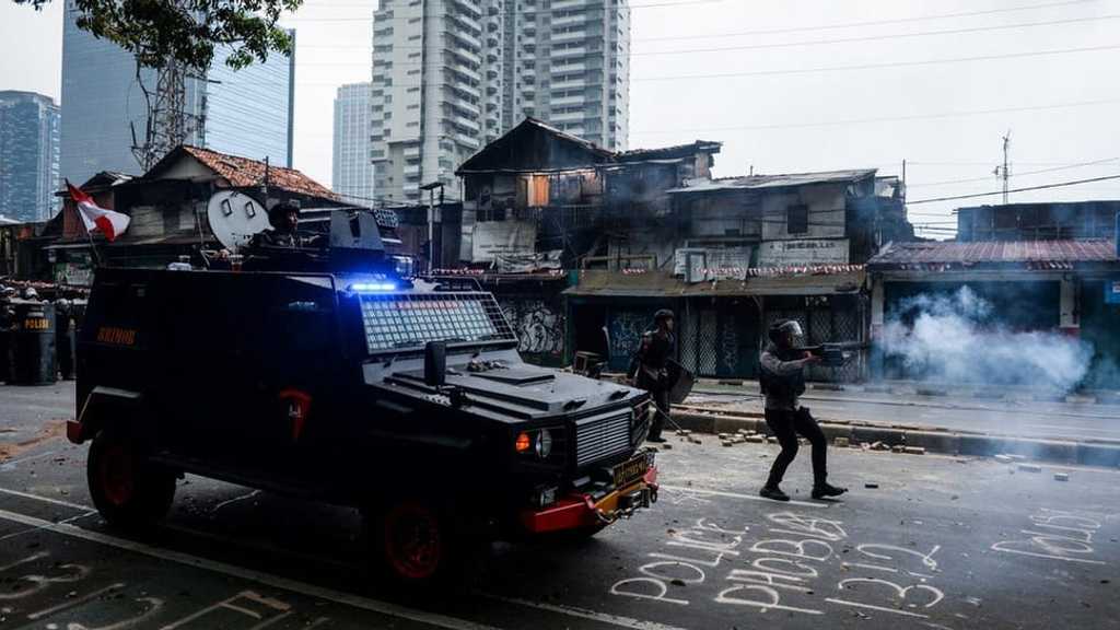 Rantis Brimob Tabrak Ojol hingga Terlindas di Tengah Demo Bendungan Hilir