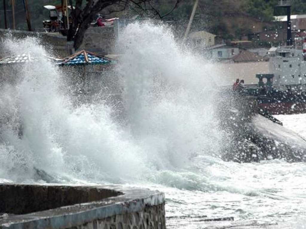 BMKG Peringatkan: Siklon Kalmaegi Picu Gelombang Tinggi di Perairan Indonesia