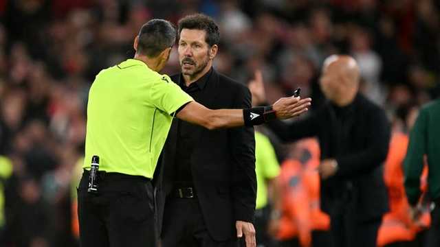 Pelatih Atletico Diego Simeone kartu merah usai cek-cok dengan fans Liverpool