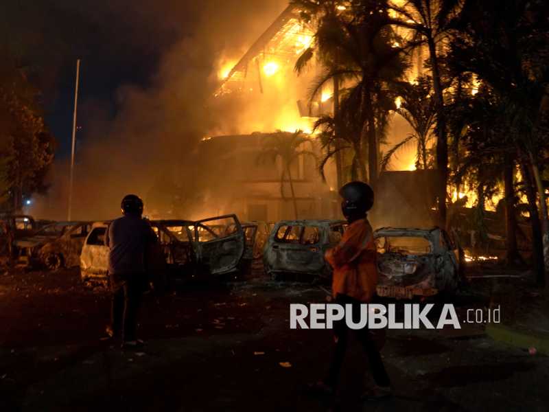 Tiga Tewas, Lima Terluka Akibat Pembakaran Kantor DPRD Makassar