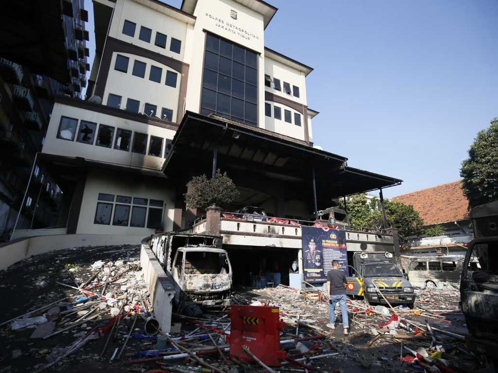 Massa Serang Polres Jaktim, Puluhan Kendaraan Hangus Terbakar