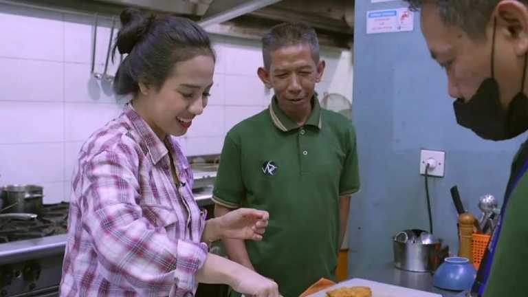 Azia Riza Kocak Jadi Chef Dadakan, Dapur Bento Nagasaki Langsung Heboh!