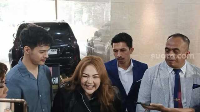 Dilaporkan Ridwan Kamil, Lisa Mariana Penuhi Panggilan Polisi Gandeng Pacar Baru
