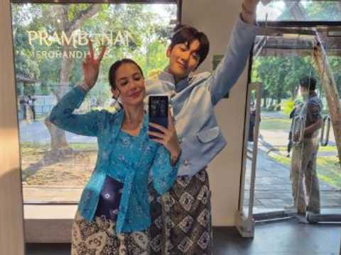 Ji Chang Wook Pakai Baju Adat Jawa, Pose Bareng Pevita Pearce di Prambanan