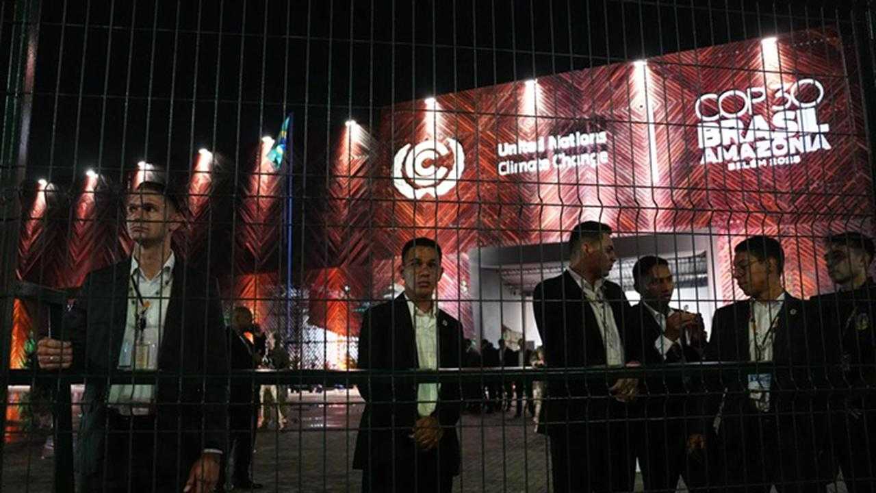 Masyarakat Adat Serbu COP30 Brasil, Bentrok Keamanan Tuntut Hak Tanah