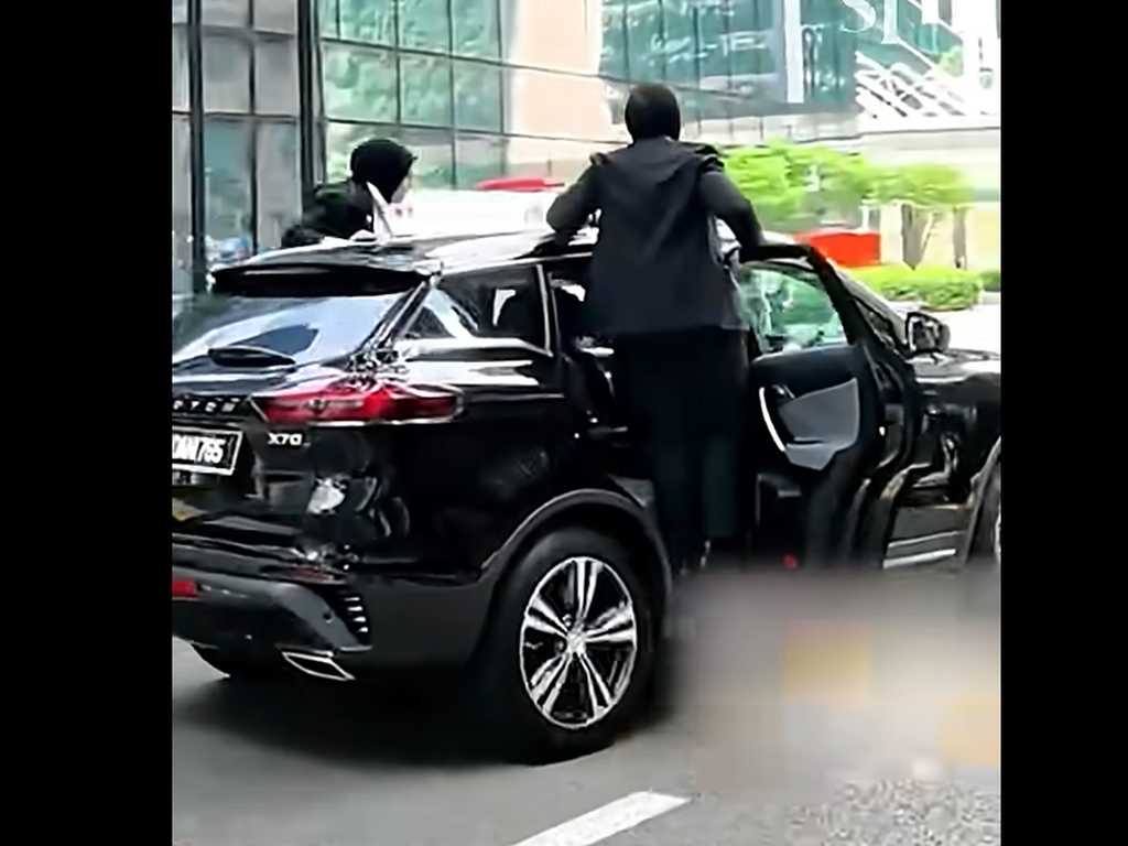 KTT ASEAN: Bodyguard Wanita Berhijab Viral, Lompat ke Mobil Bergerak
