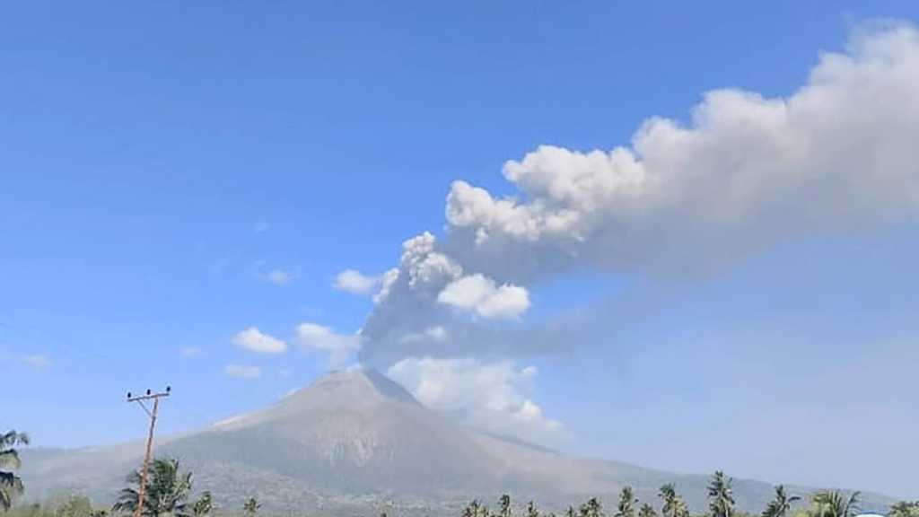 Gunung Lewotobi Laki-laki naik status Awas, Bandara Frans Seda ditutup