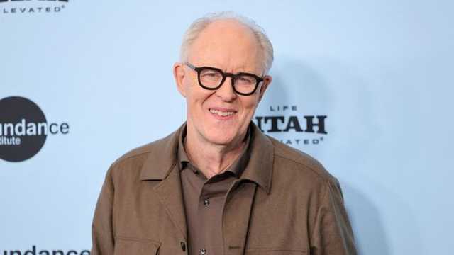 John Lithgow Tertangkap Kamera Syuting Dumbledore di Pantai Inggris