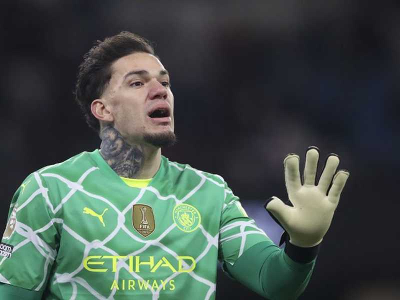 Dua eks kiper Manchester, Ederson dan Onana, kini berkarier di Turki