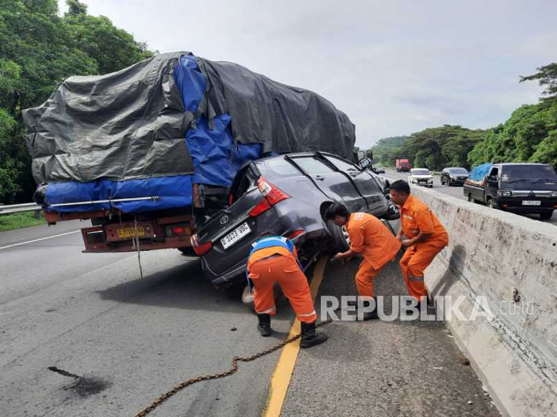 Kecelakaan di Tol Cipularang, dua orang terluka melibatkan dua bus dan mobil derek