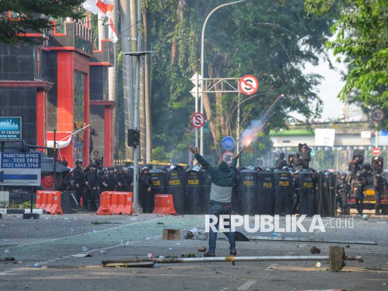 Demo Mako Brimob Kwitang Berlanjut Hingga Malam, Gas Air Mata Dibalas Molotov