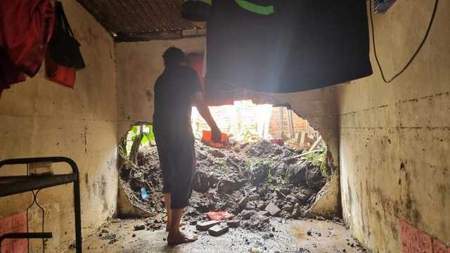 Tanggul Baswedan Jebol, Tembok Rumah Warga di Jati Padang Ambruk Diterjang Banjir