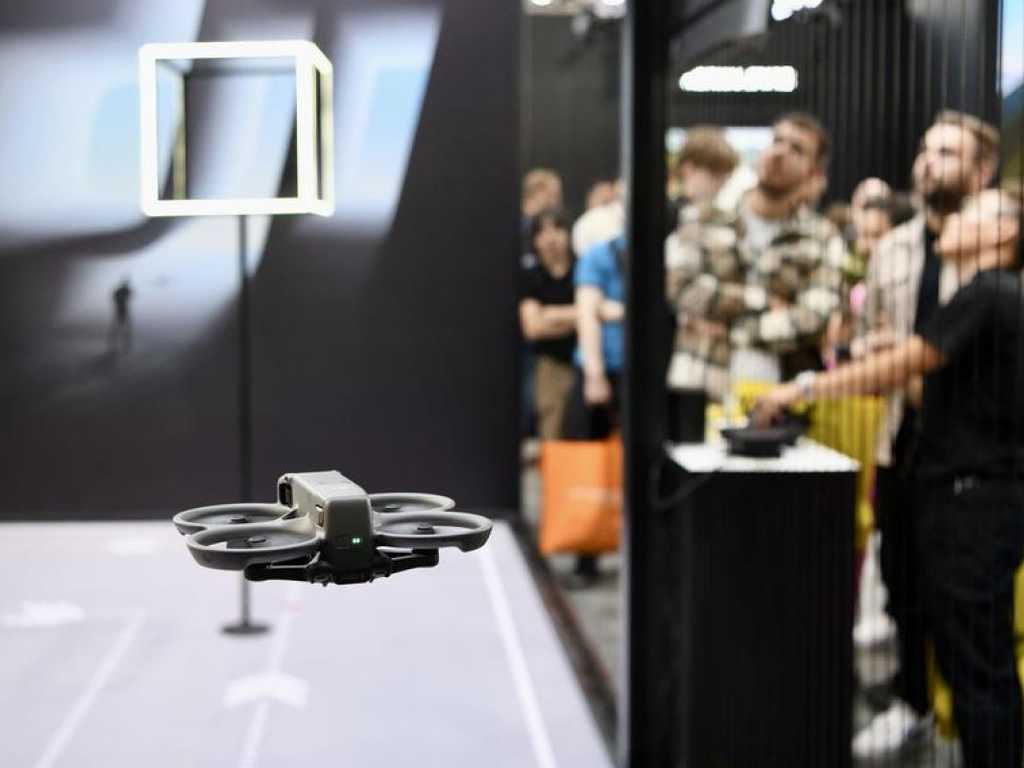 IFA Berlin Geger! AI Ubah Total Rumah Tangga, Mesin Cuci Bicara & Robot Pangkas Rumput