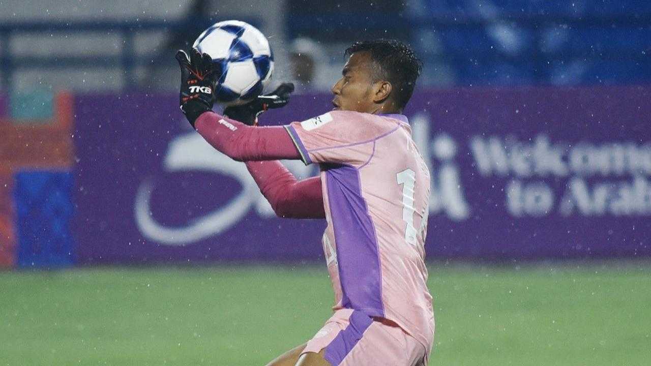 Persib Bandung: Dilema Bojan Hodak Pilih Kiper Utama, Teja atau Przybek?