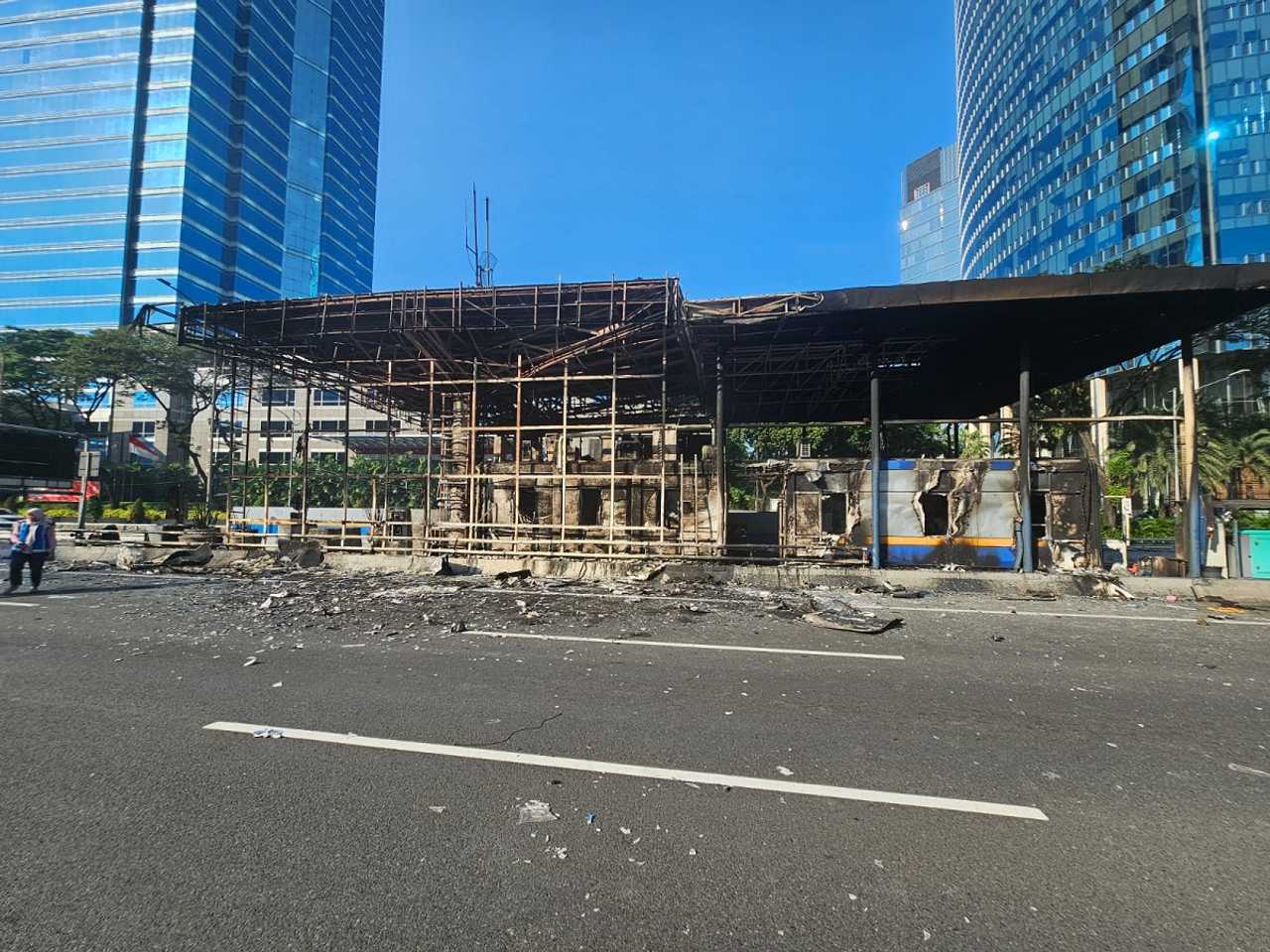 Demo Jakarta Bakar 7 Gerbang Tol, Ruas Cawang-Tomang Lumpuh Total