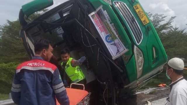 Bus Wisata Terguling di Tol Pemalang, Empat Orang Tewas