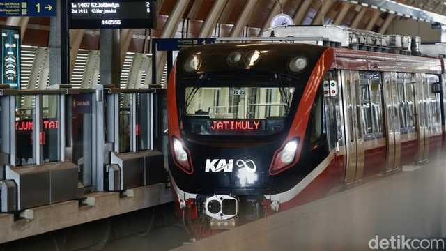 LRT Jabodebek Mati Mendadak, Penumpang Dievakuasi Jalan Kaki di Rel