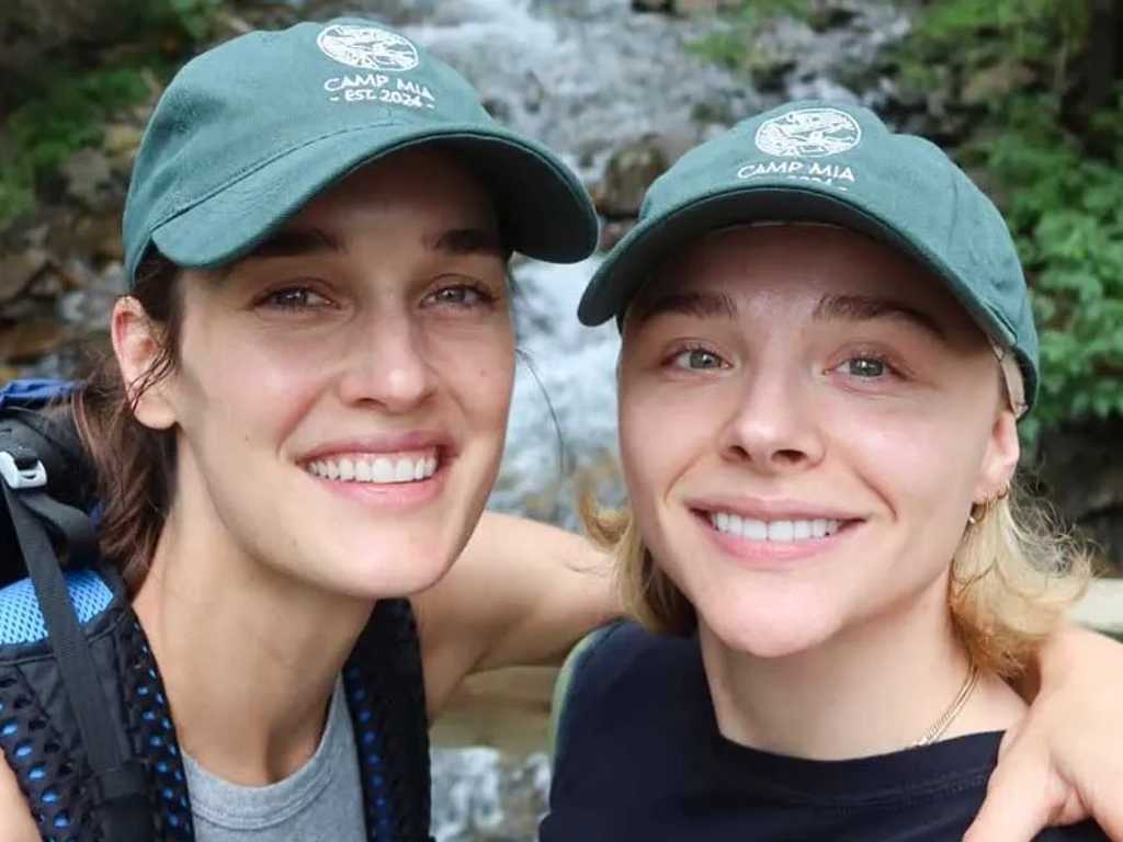 Chloë Grace Moretz Resmi Menikah dengan Kate Harrison, Gaun Louis Vuitton Curi Perhatian