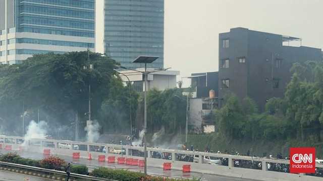 Demo DPR Memanas, Polisi Tembakkan Gas Air Mata Bubarkan Massa Mahasiswa