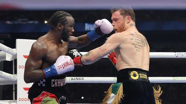 Terence Crawford kalahkan Canelo Alvarez, rebut gelar juara dunia