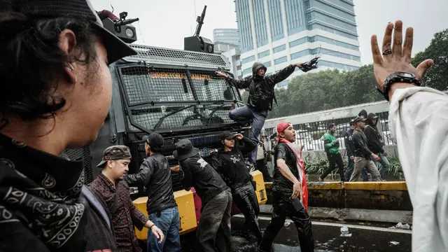 Tegang! Demo DPR Ricuh, Aparat vs Pengunjung Mie Gacoan Saling Dorong
